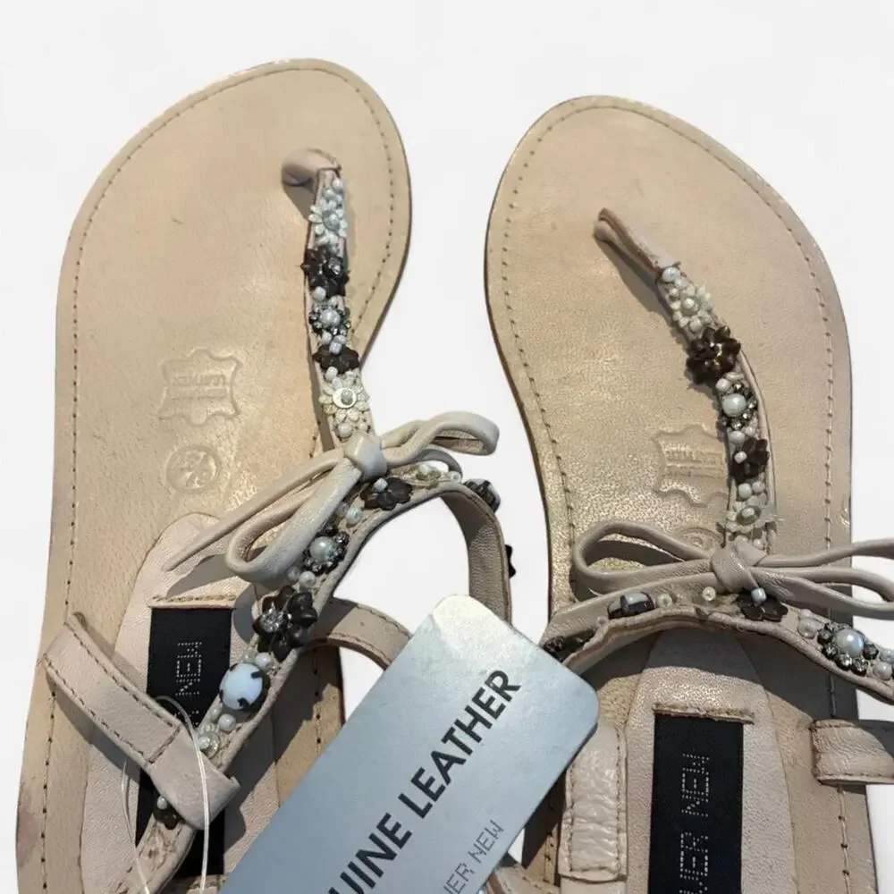 NWT Forever New cream leather sandals Sz 6 w/ pearl & floral-shaped gem